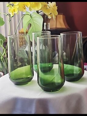 Vintage Set Of 4 Green Ombre 6" Tall Glass Tumblers